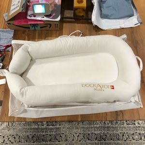 Dockatot Delux with extra white cover FLASH SALE!